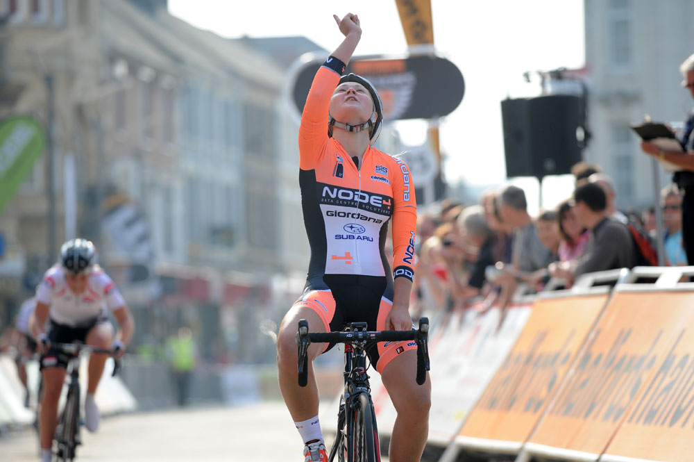 Harriet Owen wins, Tour Series 2012, round 6, Peterborough