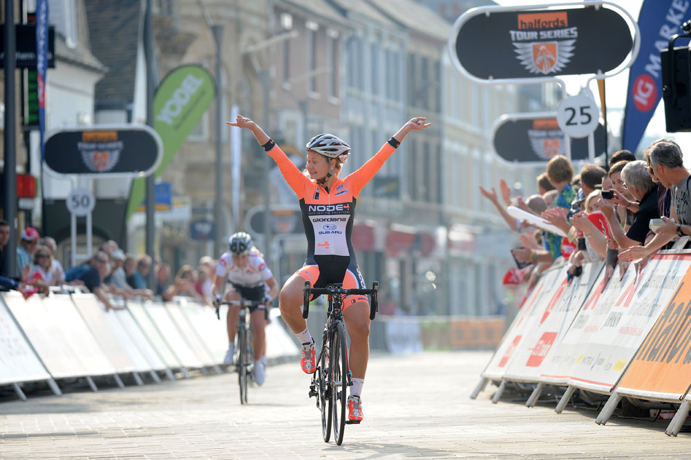 Harriet Owen wins, Tour Series 2012, round 6, Peterborough