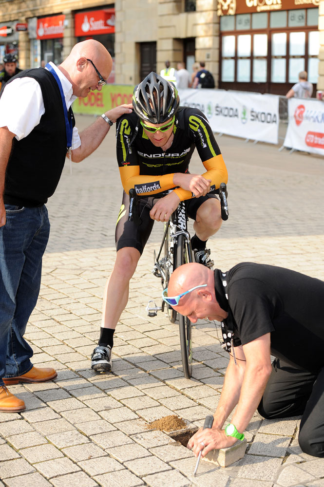 tr12r6-Wilko-oversees-paving-repair-3.jpg Ian Wilkinson supervises road repairs, Tour Series 2012, round 6, Peterborough