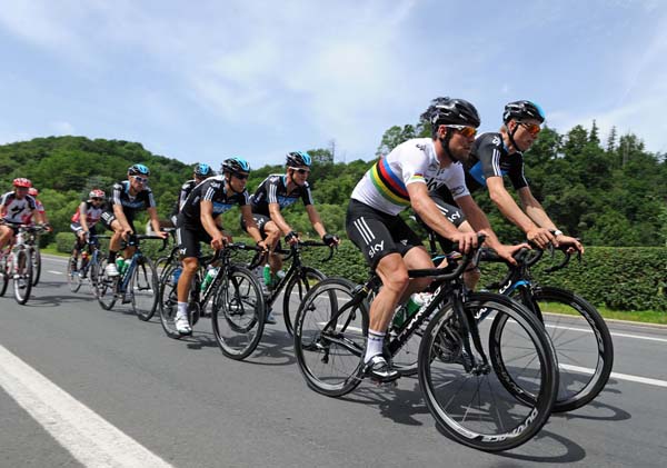 tdf12-Cav-leads-way-home.jpg Mark Cavendish leads the way home, Tour de France 2012, stage one recce ride