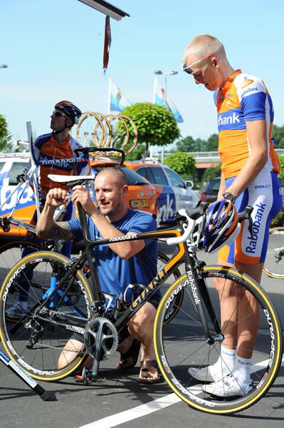 tdf12-Gesink-final-adjustments.jpg Robert Gesink gets some final adjustments to his bike, Tour de France 2012, stage one recce ride