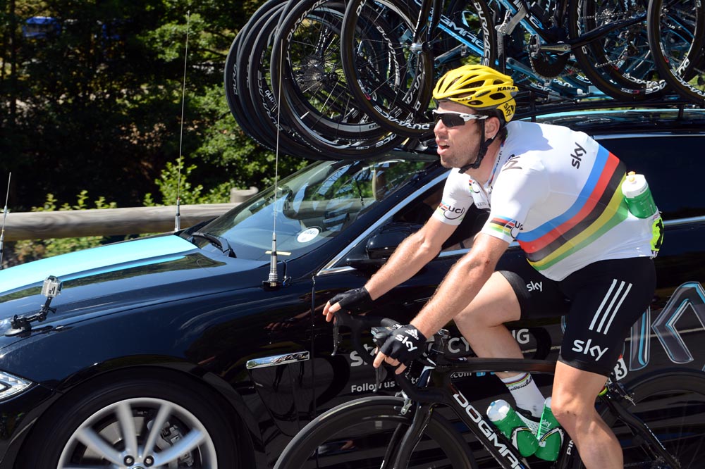Mark Cavendish on bottle duty, Tour de France 2012, stage seven