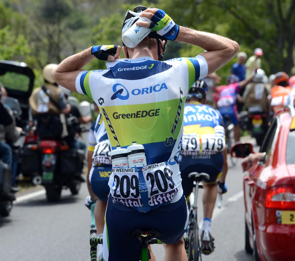 Weening collects bottles, Tour de France 2012, stage 13