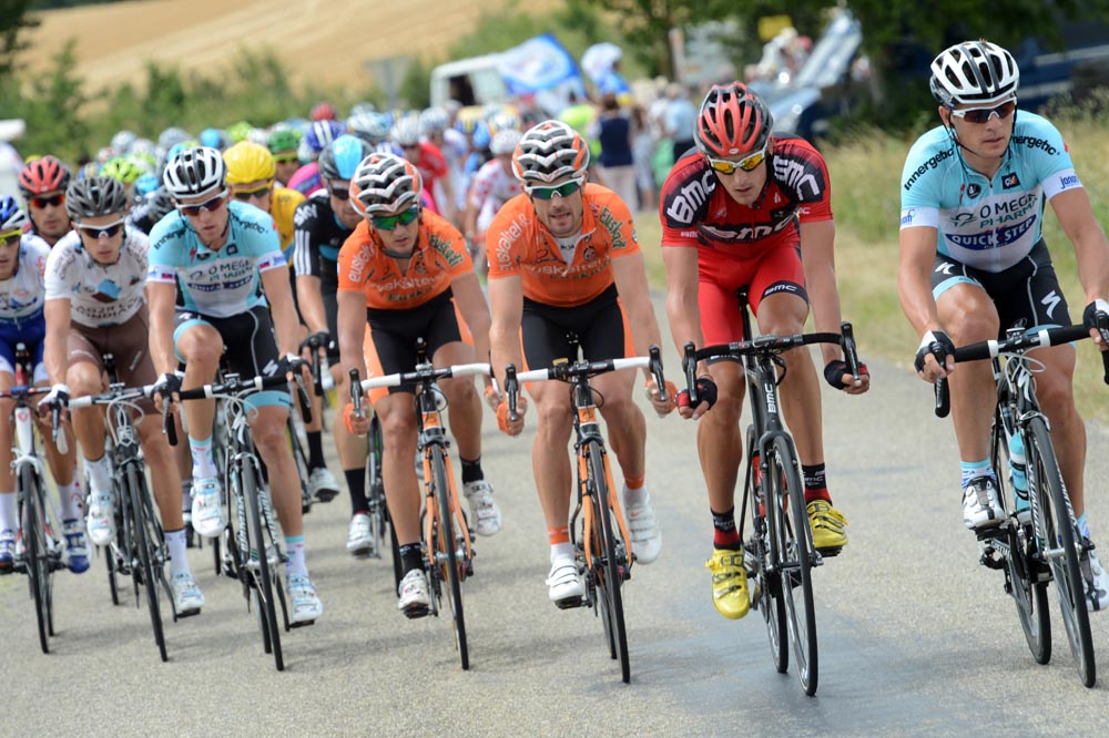Peloton chase the escape, Tour de France 2012, stage 18