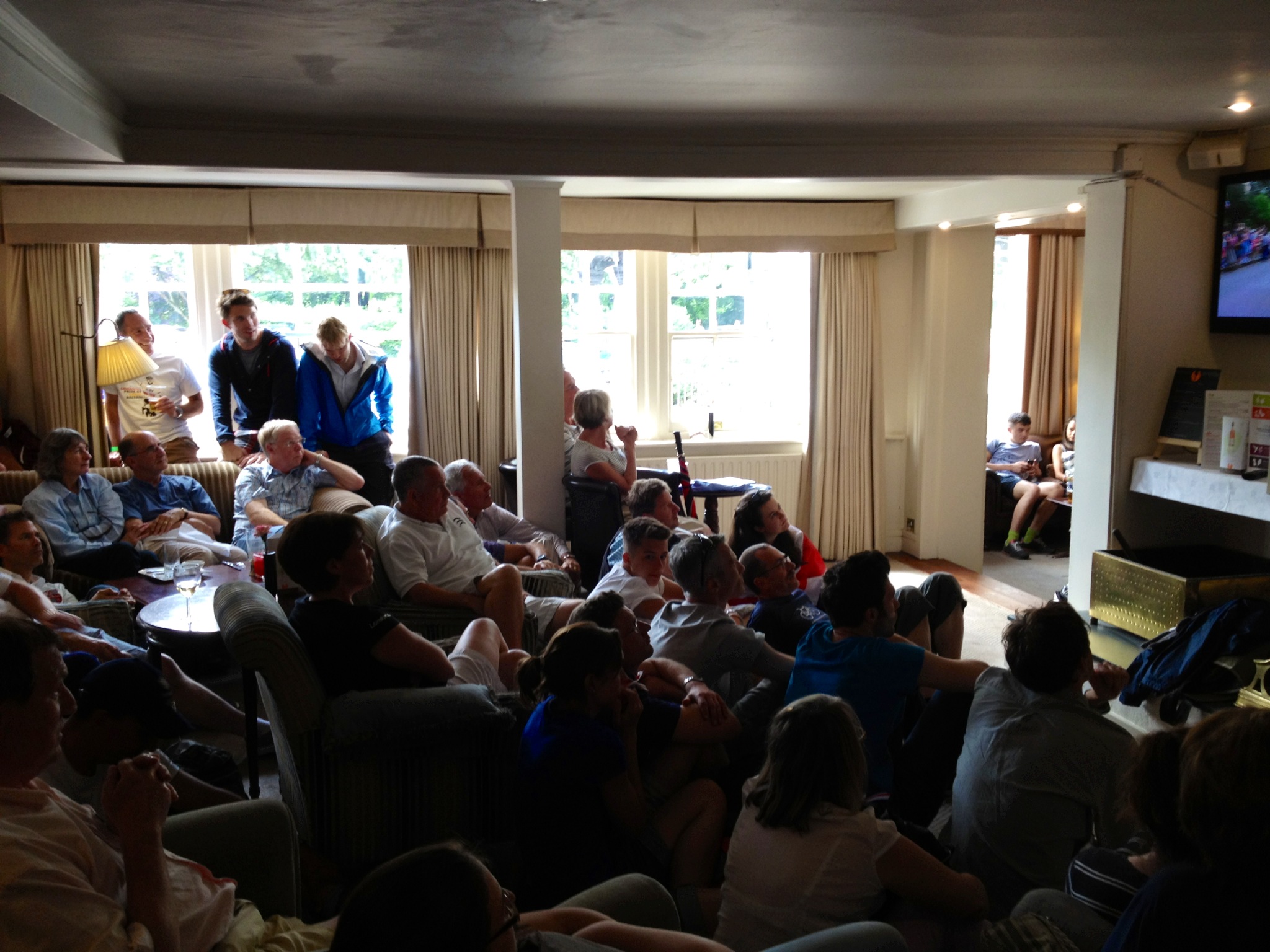Crowds watch Olympic RR in hotel