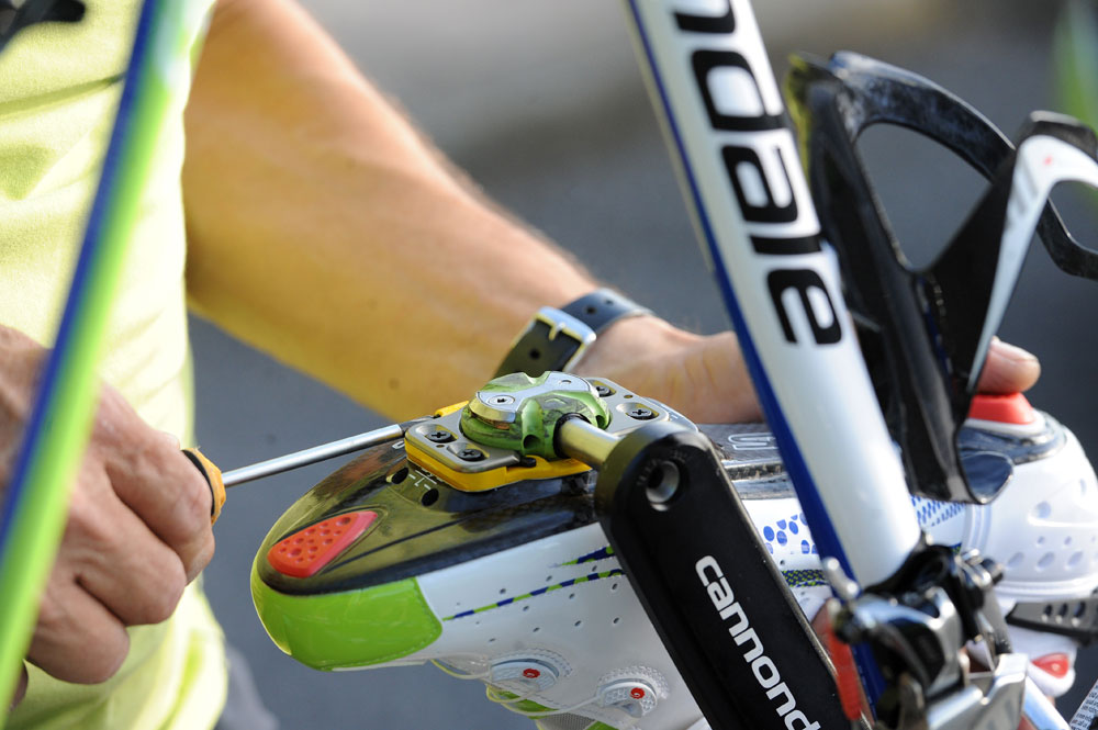 Cleat adjustment, Tour of Britain 2012