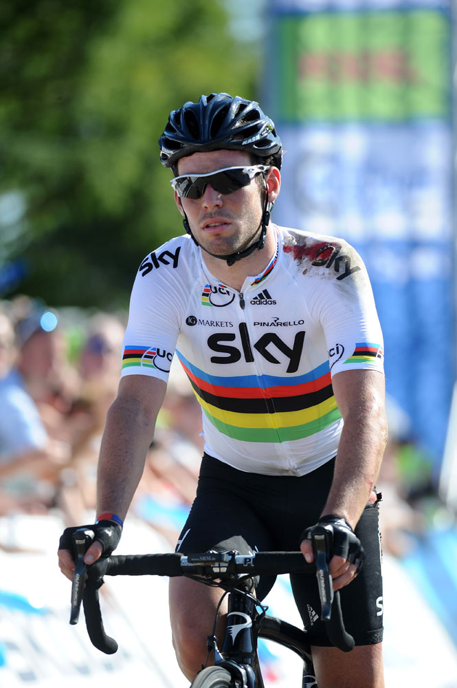 Mark Cavendish rolls in after crash, Tour of Britain 2012, stage one