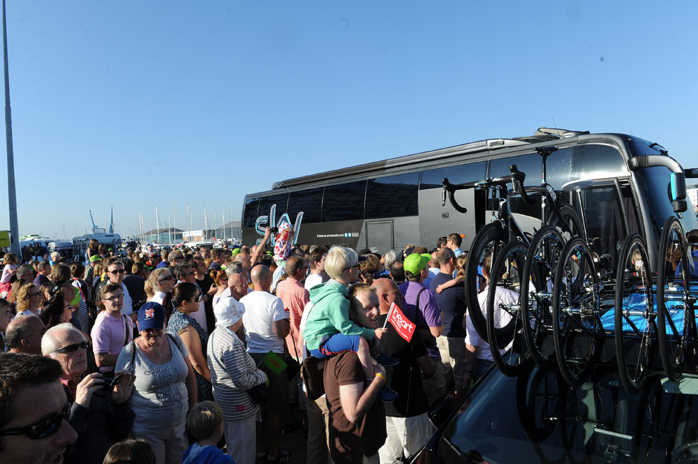 Sky bus crowds, Tour of Britain 2012, stage one