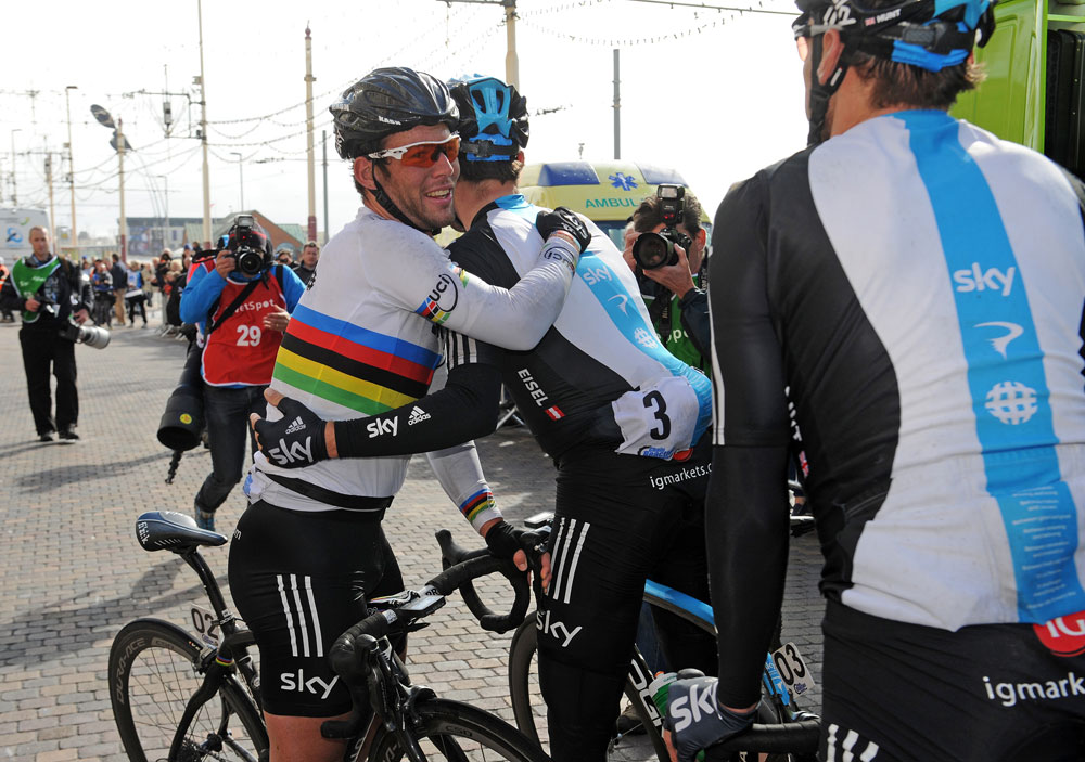 Mark Cavendish thanks Bernhard Eisel, Tour of Britain 2012, stage four
