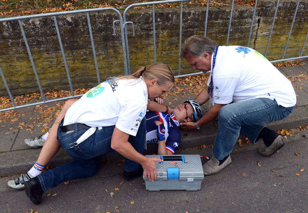 worlds12-junior-women-rr-Mottet crash.jpg Eva Mottet crashes, Junior women road race, Road World Championships 2012