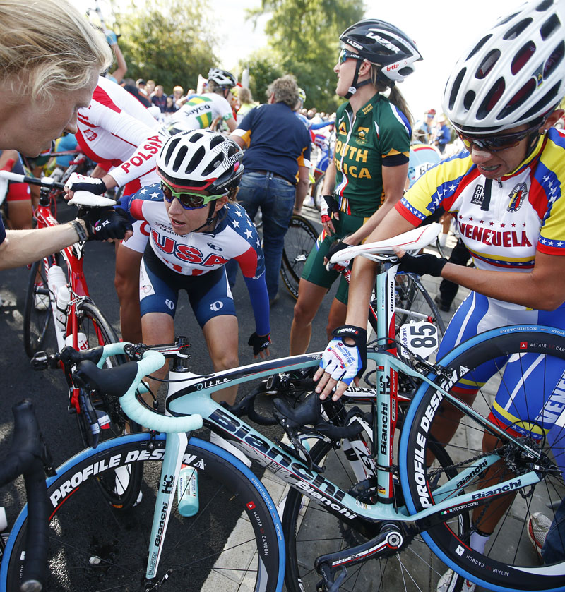 Amber Neben gets held up by a crash, Women's road race, Road World Championships 2012