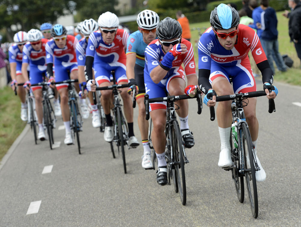 Alex Dowsett chases. Men's road race, Road World Championships 2012