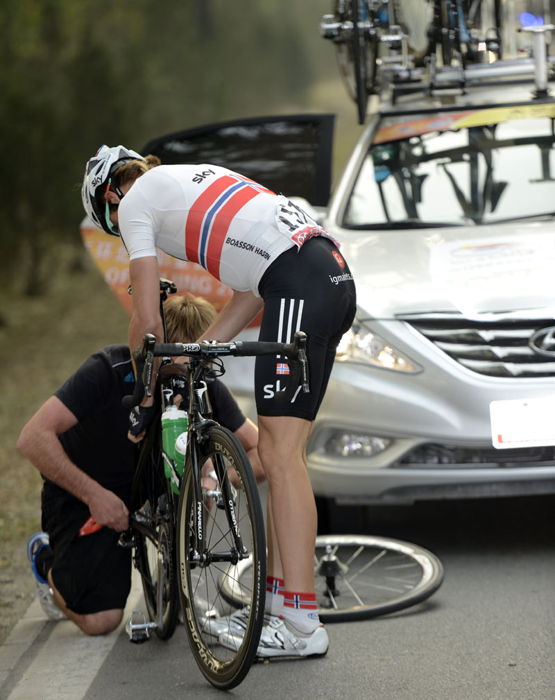 Edvald Boasson Hagen gets some assistance, Tour of Beijing 2012, stage three