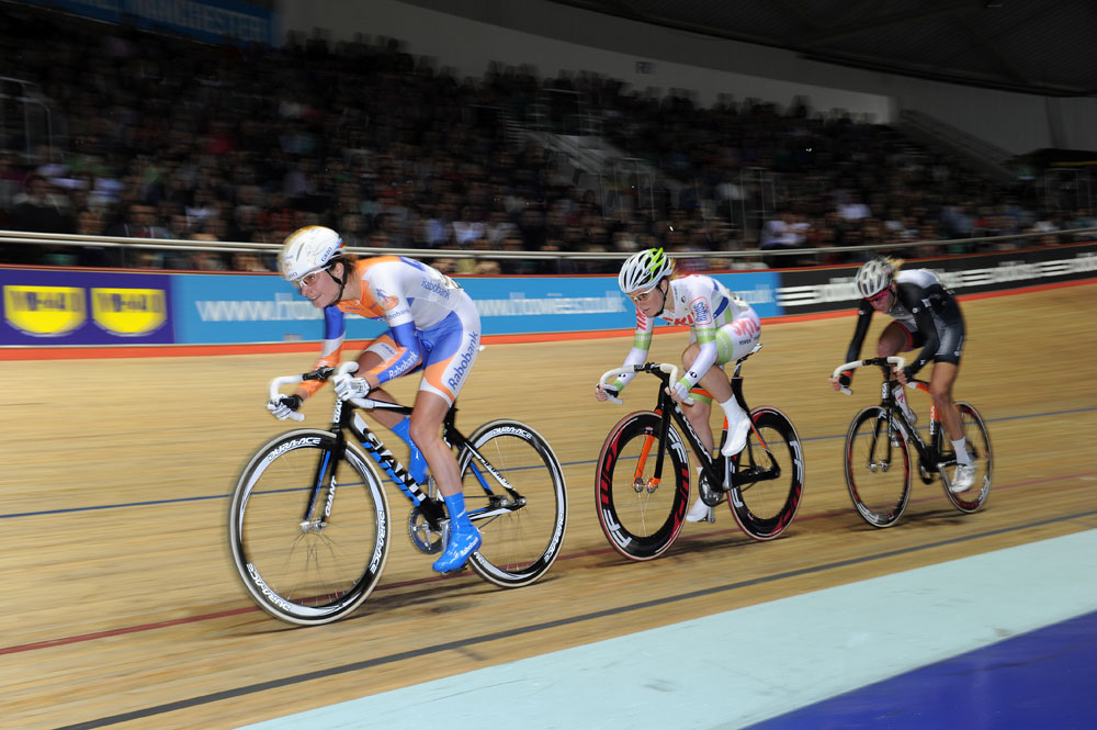 Marianne Vos heads team pursuit, Revolution, series 10, round 2