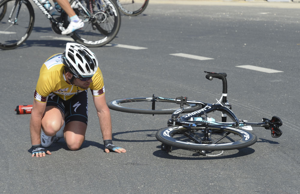 Mark Cavendish falls, Tour of Qatar 2013, stage six