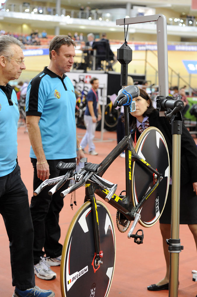 Bike weighing, Track World Championships 2013, day five