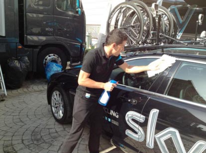 Sergio Henao cleans Sky car Sergio Henao cleans Sky car