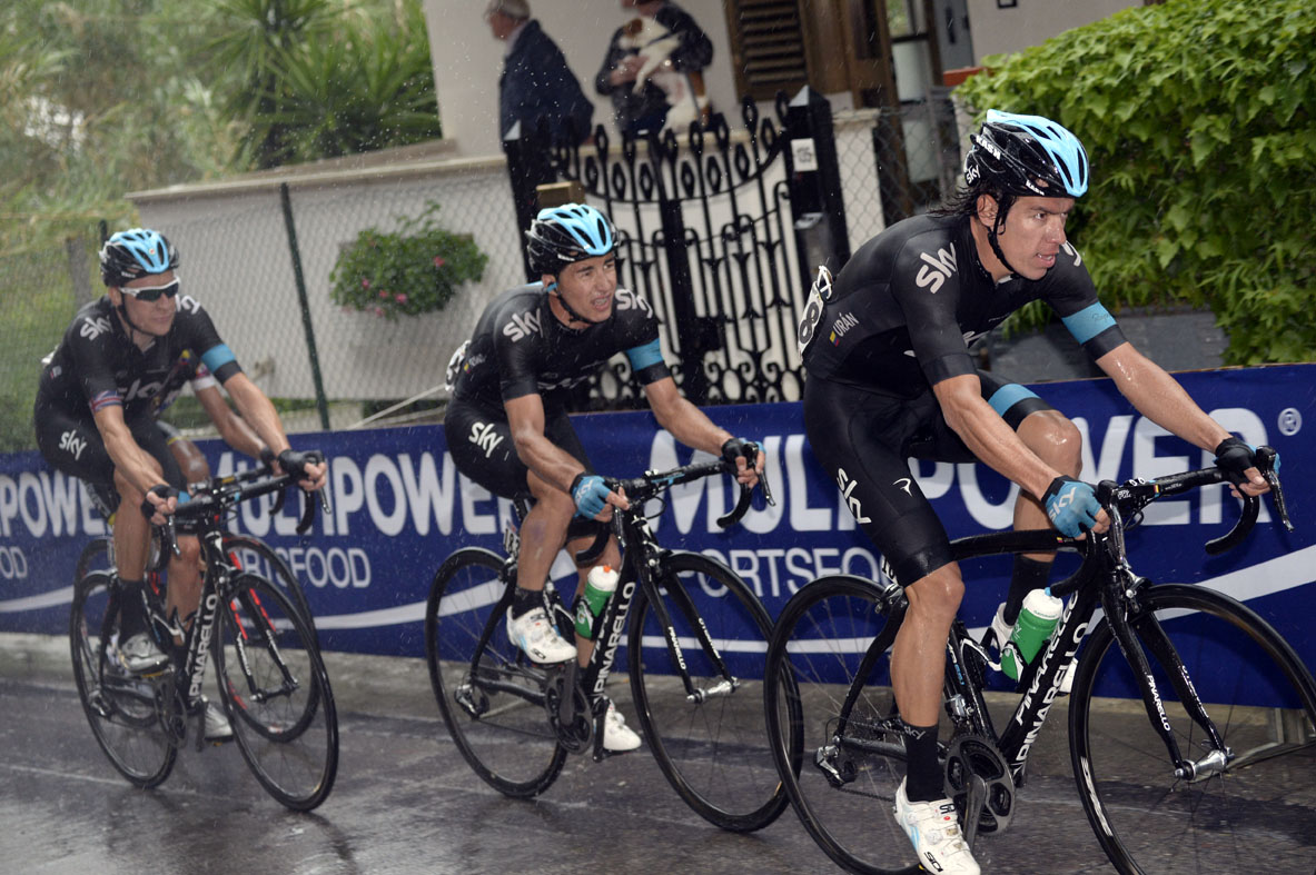 Rigoberto Uran and Sergio Henao help Bradley Wiggins after his crash, Giro d'Italia 2013, stage seven Rigoberto Uran and Sergio Henao help Bradley Wiggins after his crash, Giro d'Italia 2013, stage seven