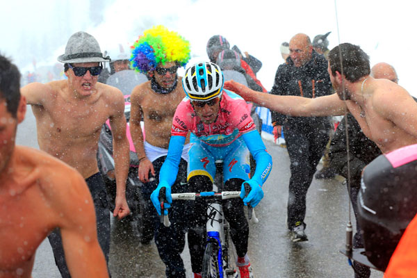 Vincenzo Nibali and fans, Giro d'Italia 2013, stage 20 Vincenzo Nibali and fans, Giro d'Italia 2013, stage 20